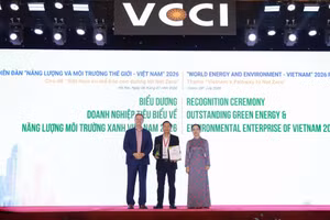 Phó Tổng giám đốc Lã Đức Thọ đại diện Phục Hưng Holdings lên nhận giải