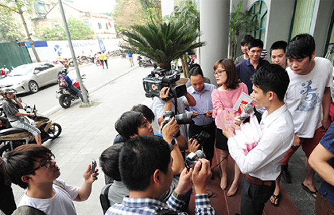 Xếp hàng rồng rắn mua tiền lưu niệm 100 đồng ảnh 12