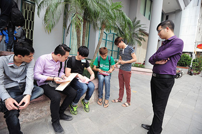 Xếp hàng rồng rắn mua tiền lưu niệm 100 đồng ảnh 2