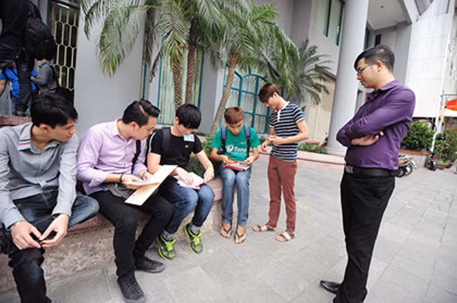 Xếp hàng rồng rắn mua tiền lưu niệm 100 đồng ảnh 2