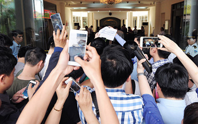 Xếp hàng rồng rắn mua tiền lưu niệm 100 đồng ảnh 7