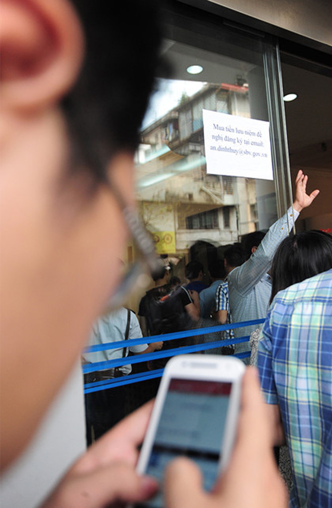 Xếp hàng rồng rắn mua tiền lưu niệm 100 đồng ảnh 8