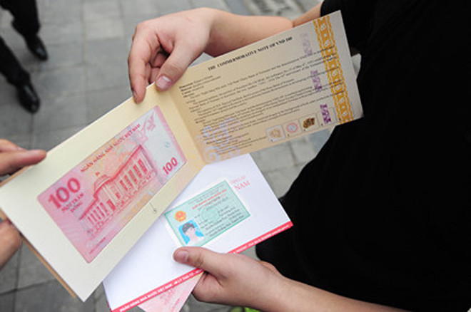 Xếp hàng rồng rắn mua tiền lưu niệm 100 đồng ảnh 11