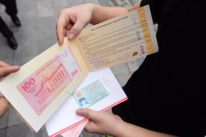 Xếp hàng rồng rắn mua tiền lưu niệm 100 đồng ảnh 11