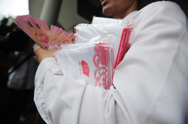 Xếp hàng rồng rắn mua tiền lưu niệm 100 đồng ảnh 10