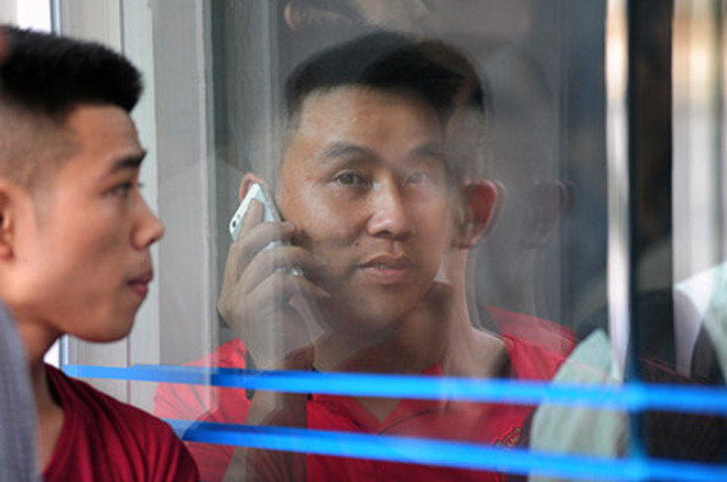 Xếp hàng rồng rắn mua tiền lưu niệm 100 đồng ảnh 4