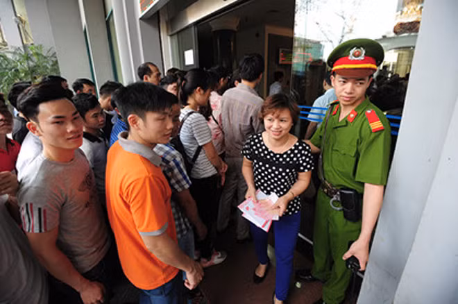 Xếp hàng rồng rắn mua tiền lưu niệm 100 đồng ảnh 13