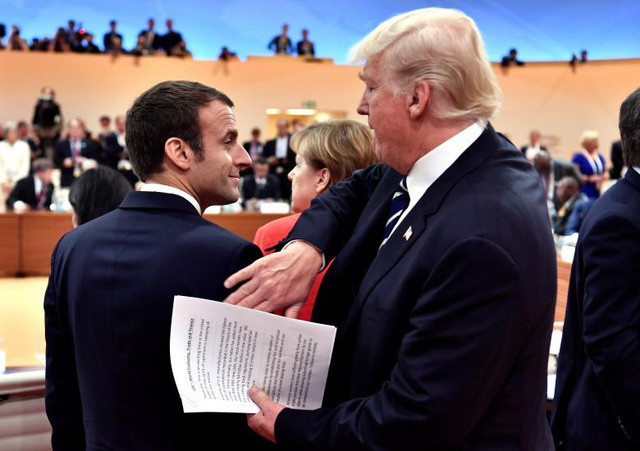Tổng thống Trump vỗ vai người đồng cấp Pháp Macron trước khi bắt đầu phiên họp đầu tiên tại hội nghị G20.