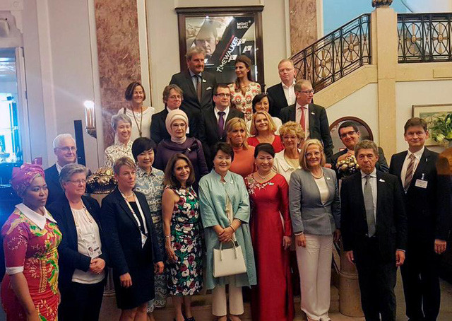 Phu nhân và phu quân của các nhà lãnh đạo thế giới chụp ảnh lưu niệm khi tham dự sự kiện bên lề thượng đỉnh G20.