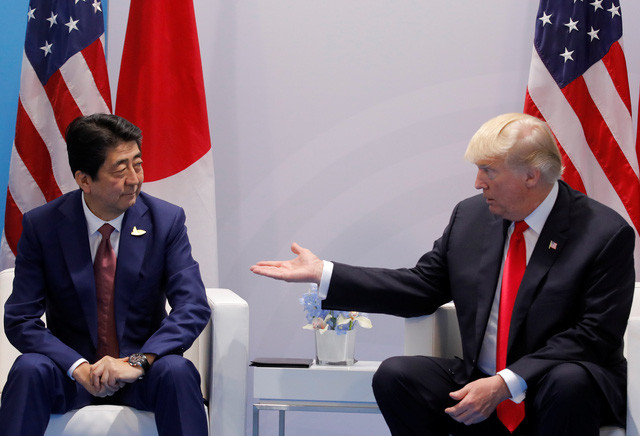 Tổng thống Trump hội đàm cùng Thủ tướng Shinzo Abe tại Đức ngày 8/7 (Ảnh: Reuters)