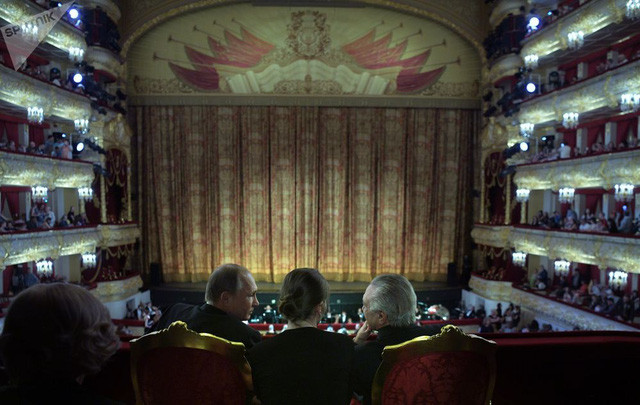  Tổng thống Nga Vladimir Putin và người đồng cấp Brazil Michel Temer (phải) tham dự một buổi hòa nhạc tại nhà hát Bolshoi ở Moscow, Nga (Ảnh: Sputnik) 