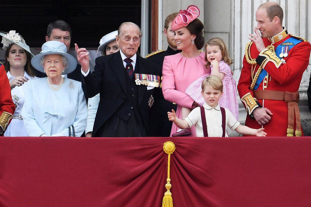  Gia đình Hoàng gia Anh trên ban công cung điện Buckingham trong lễ duyệt binh mang tên “Trooping the Colour” ở London, Anh (Ảnh: Reuters) 