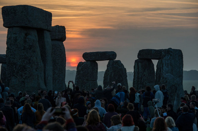  Mọi người ngắm bình minh nhân ngày hạ chí, ngày dài nhất trong năm, tại bãi đá Stonehenge tại Wiltshire, Anh (Ảnh: AP) 