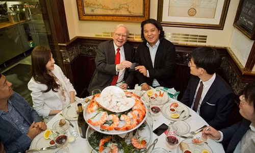 chi-2-6-trieu-usd-an-trua-cung-warren-buffett