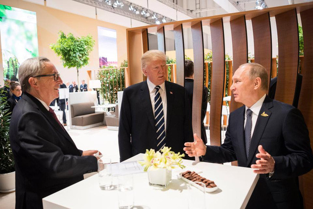  Trước cuộc hội đàm, ông Trump và ông Putin đã bắt tay nhau và trò chuyện cùng nhau tại hội nghị G20. (Ảnh: Reuters) 