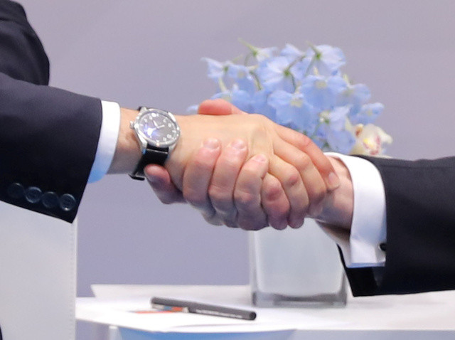  Những ngôn ngữ cơ thể của ông Trump và ông Putin được cho là sẽ được giới chuyên gia mổ xẻ sau cuộc hội đàm lịch sử này. (Ảnh: Reuters) 