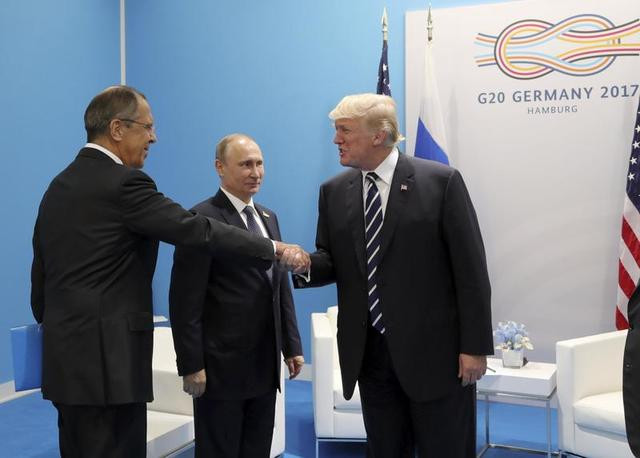  Tham gia cuộc họp kín này còn có Ngoại trưởng Nga Sergei Lavrov (trái) và Ngoại trưởng Mỹ Rex Tillerson. (Ảnh: Reuters) 
