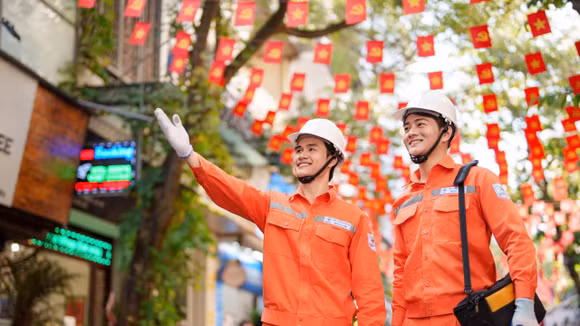 72 năm Giải phóng Thủ đô: Nhìn Hà Nội đổi thay từ điện