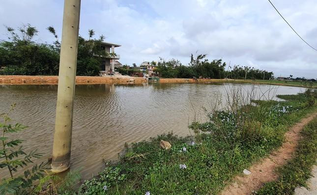 Một phần khu đất bán đấu giá quyền sử dụng tại tại thôn Thuận Hòa, xã Hương Phong, hiện vẫn là vùng ao hồ ngập nước