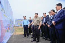 Thủ tướng kiểm tra thực địa tình hình thực hiện dự án Tuyến đường kết nối sân bay Gia Bình với Thủ đô Hà Nội; dự án Đầu tư xây dựng đường Vành đai 4 - Vùng Thủ đô Hà Nội (đoạn qua địa phận tỉnh Bắc Ninh) - Ảnh: VGP/Nhật Bắc