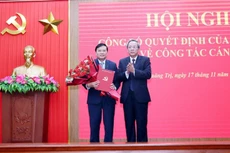 Đồng chí Hoàng Đăng Quang, Phó Trưởng Ban Thường trực Ban Tổ chức Trung ương trao quyết định cho đồng chí Lê Hồng Vinh - Ảnh: VGP/TP