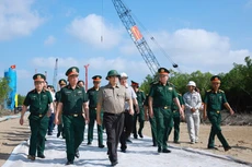 Thủ tướng Chính phủ Phạm Minh Chính kiểm tra tiến độ thi công tuyến giao thông ra đảo Hòn Khoai và Cảng tổng hợp lưỡng dụng Hòn Khoai - Ảnh: TTXVN
