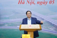 Thủ tướng Chính phủ yêu cầu tiếp tục hoàn thiện các hạng mục còn lại của các dự án để đưa các cây cầu, nhà ga, bến cảng, tuyến đường vào khai thác đồng bộ theo hướng thông suốt, hiện đại, sáng, xanh, sạch, đẹp - Ảnh: VGP/Nhật Bắc