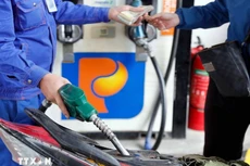 Xăng RON95-III tăng 2.073 đồng/lít so với kỳ điều hành ngày 7/3, lên mức 29.120 đồng/lít. Xăng E5RON92 tăng 1.344 đồng/lít, lên 26.570 đồng/lít