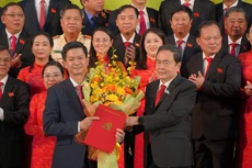 Chủ tịch Quốc hội Trần Thanh Mẫn chúc mừng tân Bí thư Lê Quang Tùng - Ảnh: VGP/LS