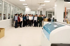 Phó Thủ tướng kiểm tra một phòng xét nghiệm tại Cơ sở 2 Bệnh viện Bạch Mai - Ảnh: VGP/Đức Tuân