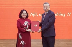 Tổng Bí Thư Tô Lâm trao Quyết định của Bộ Chính trị điều động, phân công cho đồng chí Bùi Thị Minh Hoài giữ chức Bí thư Đảng ủy MTTQ, các Đoàn thể Trung ương