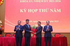 Thường trực Tỉnh ủy Ninh Bình tặng hoa chúc mừng tân Chủ tịch Ủy ban Nhân dân tỉnh Trần Huy Tuấn. (Ảnh: Công Luật/TTXVN)