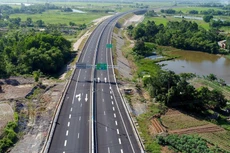 Khẩn trương rà soát, nâng cấp các tuyến đường bộ cao tốc đã đầu tư theo quy mô phân kỳ.