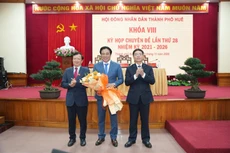 Đồng chí Nguyễn Khắc Toàn, Phó Bí thư Thành ủy (giữa) được bầu giữ chức Chủ tịch UBND TP. Huế nhiệm kỳ 2021 – 2026 - Ảnh: VGP/TP