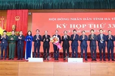 Các đại biểu tặng hoa chúc mừng ông Phan Thiên Định, Phó Bí thư Tỉnh ủy, được bầu giữ chức Chủ tịch UBND tỉnh Hà Tĩnh.