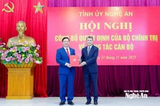 Trưởng ban Tổ chức Trung ương Lê Minh Hưng trao quyết định của Bộ Chính trị cho tân Bí thư Tỉnh ủy Nghệ An Nguyễn Khắc Thận. Ảnh: Phạm Bằng/BNA.