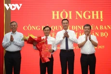 Ông Nguyễn Chiến Thắng (người được tặng hoa) được chỉ định giữ chức Phó Bí thư Tỉnh ủy Quảng Trị