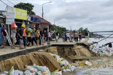 Bờ kè bến cá An Lương (xã Duy Nghĩa, TP Đà Nẵng) bị sạt lở nghiêm trọng, hàng trăm hộ dân thấp thỏm lo sợ. Ảnh: Thu Giang
