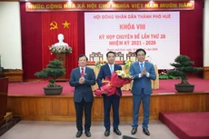 Ông Trần Hữu Thùy Giang (ở giữa, ôm hoa) được bầu giữ chức vụ Phó Chủ tịch UBND thành phố Huế nhiệm kỳ 2021 - 2026