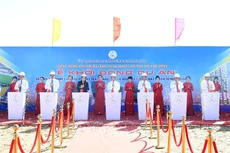 Phó Thủ tướng Bùi Thanh Sơn và các đại biểu thực hiện nghi thức khởi động Dự án thành phần 1: Di dân tái định cư, giải phóng mặt bằng Nhà máy điện hạt nhân Ninh Thuận 1 - Ảnh: VGP/Hải Minh