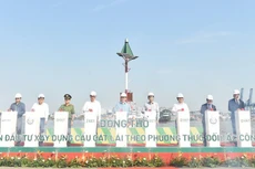 Phó Thủ tướng Mai Văn Chính và các đại biểu thực hiện nghi thức động thổ dự án đầu tư xây dựng cầu Cát Lái - Ảnh: VGP/Giang Thanh