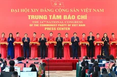 Các đại biểu cắt băng khánh thành Trung tâm Báo chí phục vụ Đại hội XIV của Đảng