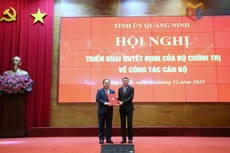 Đồng chí Lê Minh Hưng, Ủy viên Bộ Chính trị, Bí thư Trung ương Đảng, Trưởng Ban Tổ chức Trung ương, trao Quyết định cho đồng chí Quản Minh Cường, Bí thư Tỉnh ủy Quảng Ninh - Ảnh: Báo Quảng Ninh