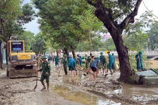 Bộ đội biên phòng TP Huế cùng với lực lượng chính quyền địa phương dọn dẹp tại đường Phan Chu Trinh, phường Thuận Hóa, TP Huế.