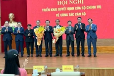 Lãnh đạo Ban Chính sách, chiến lược Trung ương chúc mừng hai tân Phó Trưởng ban - Ảnh: VGP