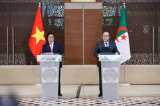 Thủ tướng Phạm Minh Chính và Thủ tướng Algeria Sifi Ghrieb gặp gỡ báo chí, công bố việc hai nước nâng cấp quan hệ song phương lên Đối tác Chiến lược - Ảnh: VGP/Nhật Bắc