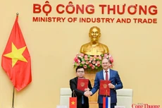 Thứ trưởng Trương Thanh Hoài và Thứ trưởng Alexey Vladimirovich Gruzdev thay mặt Bộ Công Thương Việt Nam và Liên bang Nga ký Bản ghi nhớ giữa Bộ Công Thương hai nước về hợp tác nghiên cứu khoa học, phát triển công nghệ và đổi mới sáng tạo trong lĩnh vực công nghiệp - Ảnh: Báo Công Thương