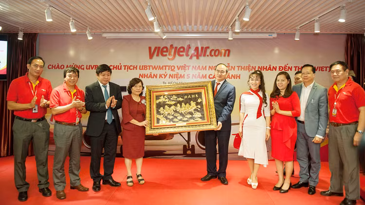 Chủ tịch UBTWMTTQVN Nguyễn Thiện Nhân tặng quà chúc mừng Ban Lãnh đạo Vietjet nhân sự kiện Kỷ niệm 05 năm Cất cánh.