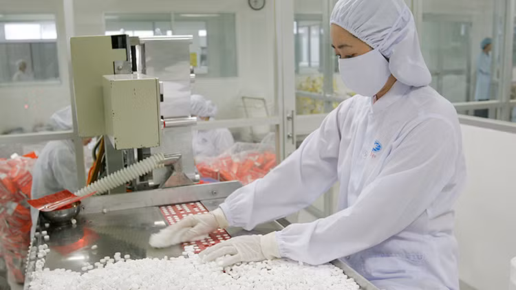 Việc hạ được giá thuốc qua kênh đấu thầu và giảm phí BOT của ngành giao thông trong năm 2017 sẽ tạo ra dư địa cho Chính phủ điều hành và kiểm soát lạm phát. Ảnh: Tường Lâm