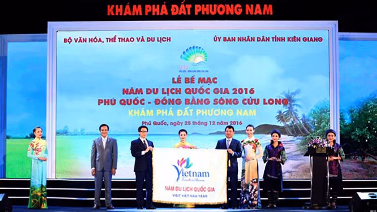 Phó Thủ tướng Vũ Đức Đam, Trưởng Ban Chỉ đạo nhà nước về du lịch trao cờ đăng cai tổ chức Năm Du lịch quốc gia 2017 cho tỉnh Lào Cai. 